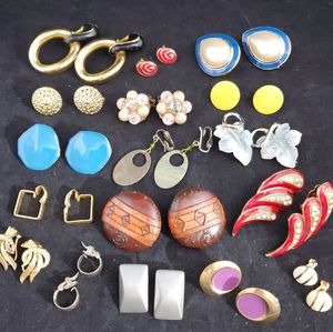 Lot of Vintage , 17 Pair of Clip On Earrings (A3)